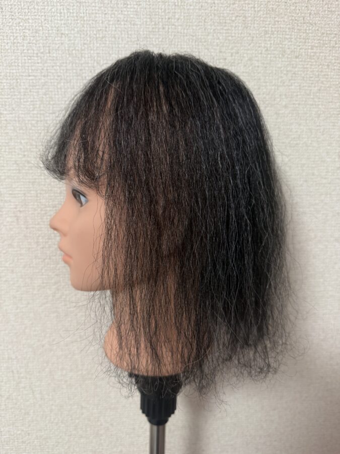 強いくせ毛のウィッグ横（長さ出し）