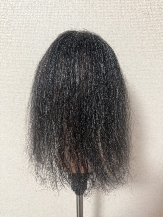 強いくせ毛のウィッグ後ろ（長さ出し）