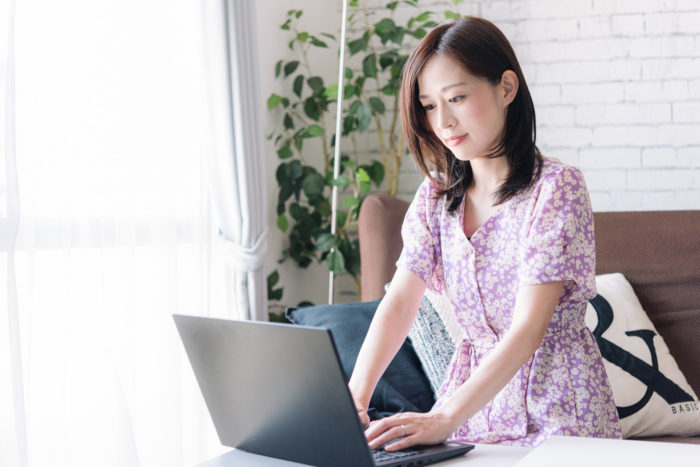 乳がん治療で医療用ウィッグの東京都の助成金を調べている女性のイメージ